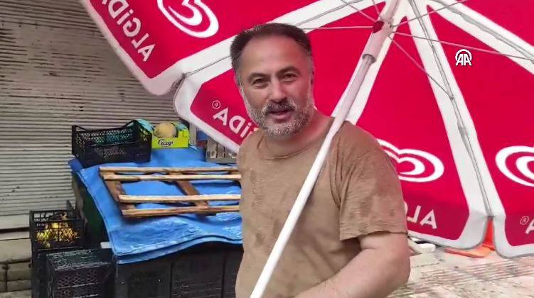 Fatsa’yı sağanak vurdu! Yollar göle döndü, iş yerleri ve araçlar sular altında kaldı - Resim: 15